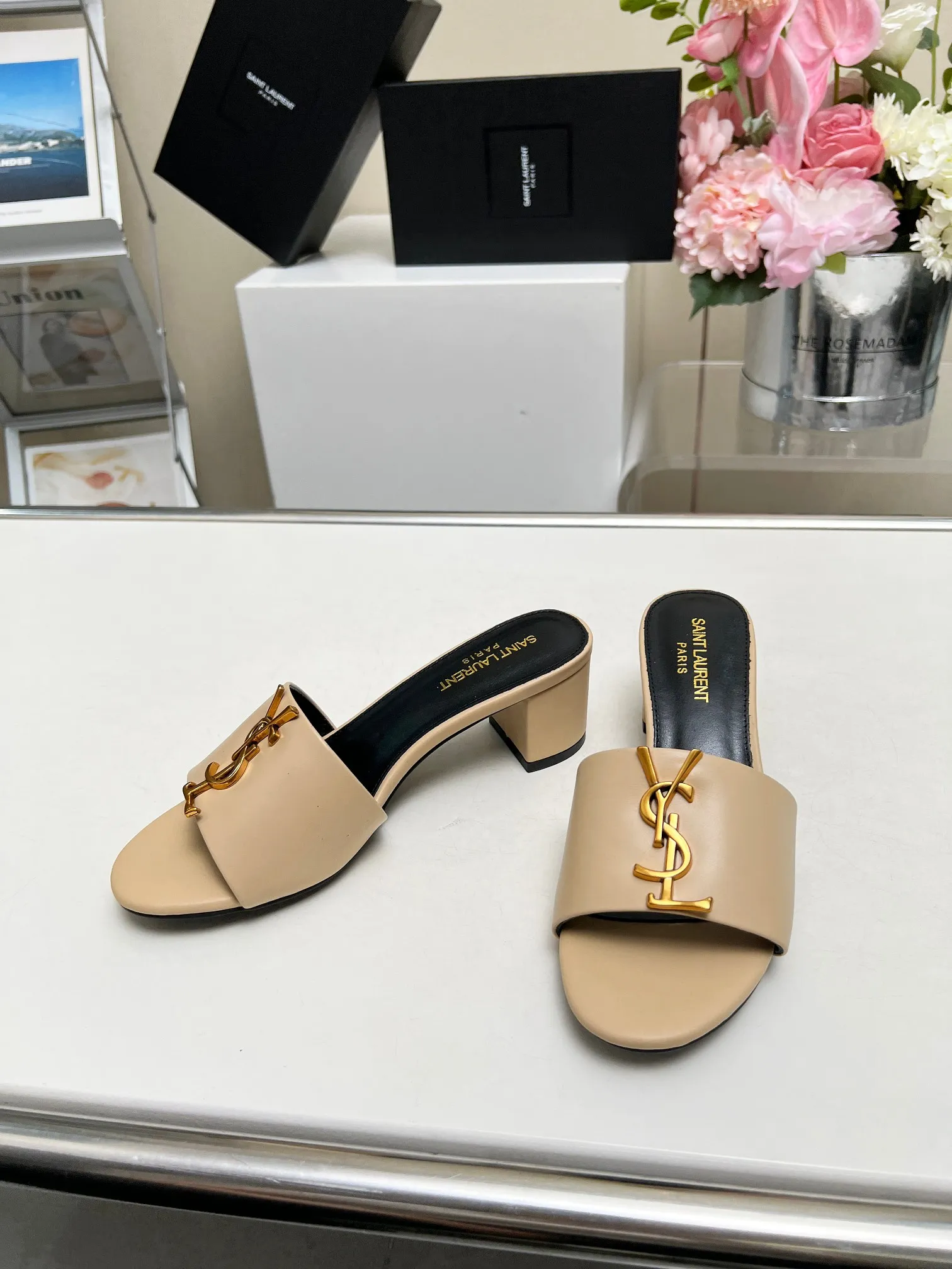 👟👟Ex-factory price 340👟👟 Genuine leather sole +30 Heel height: 5cm Fabric: Cow leather Pads: Sheep leather Size: 35-43 (42, 43 custom-made, non-returnable) [Saint Laurent] Saint Laurent 2024 counter synchronized new model, YSL-logo letter buckle decoration, high-quality and glamorous masterpiece, both temperament and fashion Classic and attractive design style, especially beautiful on the feet